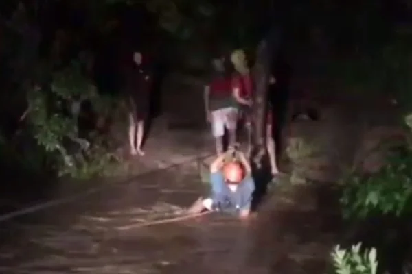 homem sendo resgatado pelos bombeiros durante chuva em aparecida de goiânia, goiás
