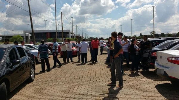 Guerra entre motoristas de Uber e táxis ganha novo ponto: rodoviária