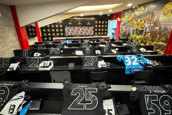 Foto colorida de vestiário do Corinthians - Metrópoles