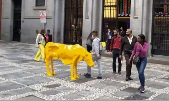 Após touro de ouro, vaca magra é instalada em frente à Bolsa em SP