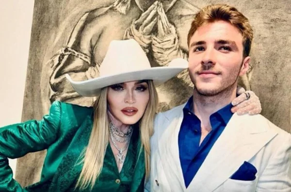 Foto colorida de Madonna com o filho - Metrópoles