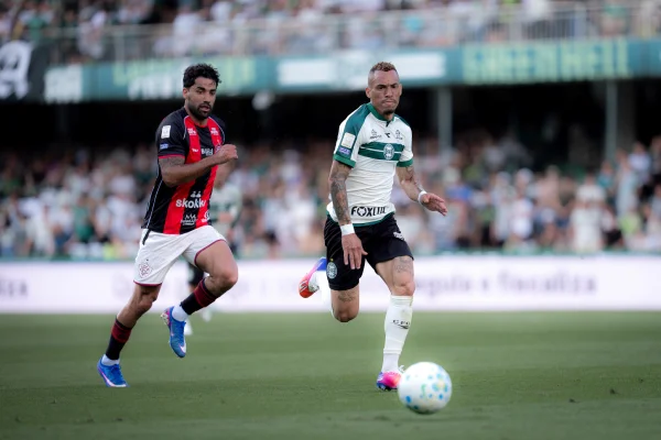 Imagem colorida de confronto entre Coritiba e Vitória pelo Brasileirão- Metrópoles