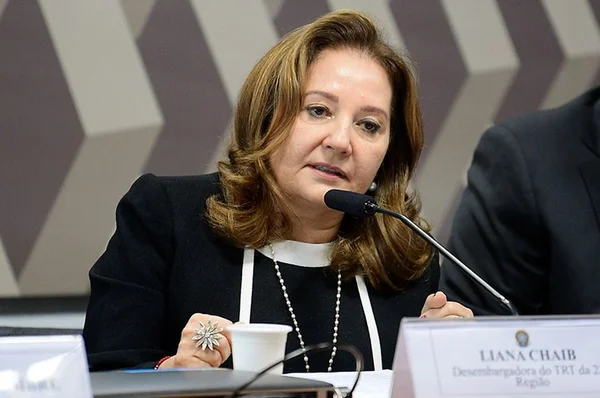 ministra do TST, Liana Chaib, de roupa preta falando ao microfone, em sabatina do Senado Federal