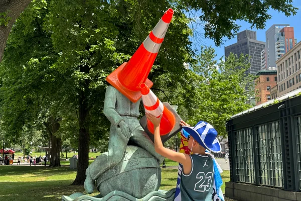 Um torcedor da Escócia coloca cones de trânsito nas estátuas da cidade.