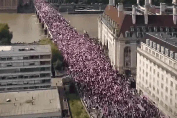 Mais de 50 mil pessoas participam de duas grandes manifestações que ocupam as ruas de Londres neste sábado (16/5). Entre os atos estão o movimento “Unite the Kingdom”, organizado pelo ativista político ultradireitista Tommy Robinson, e uma mobilização em apoio aos palestinos deslocados pela guerra Árabe-Israelense de 1948. De acordo com o jornal The Guardian, a polícia de Londres mobilizou cerca de 4 mil agentes, além de drones e veículos blindados, para reforçar a segurança e manter os grupos de manifestantes separados. [relatedposts id=%%POST_ID%%][/relatedposts] Em comunicado divulgado neste sábado, a polícia informou que, até as 13h (horário local), 11 pessoas haviam sido presas por “uma variedade de delitos”. As autoridades, no entanto, não detalharam em qual das manifestações ocorreram as detenções. Nessa sexta-feira (15/5), o primeiro-ministro britânico Keir Starmer acusou os organizadores da marcha Unite the Kingdom de “propagarem ódio e divisão”. Durante o ato, muitos manifestantes foram vistos com bandeiras do Reino Unido, bonés vermelhos com a frase “Make England Great Again” e gritos pedindo a saída de Starmer, que enfrenta um dos momentos mais delicados de seu governo. Já no ato pró-Palestina, manifestantes empunhavam cartazes contra a extrema-direita e pediam a libertação de reféns palestinos.