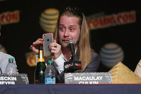 Macaulay Culkin diz que pai era abusivo: “Era um homem mau”