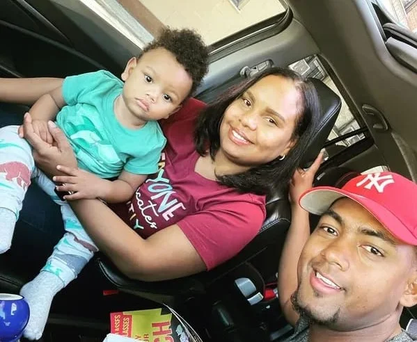 Imagem de criança que morreu por overdose de fentanil e família - Metrópoles