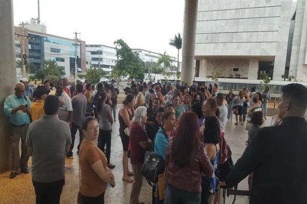 Demitidos com nova gestão do lixo vão à CLDF pedir recontratação