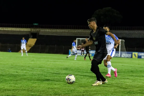 Disputa de bola entre Samambaia e Capital