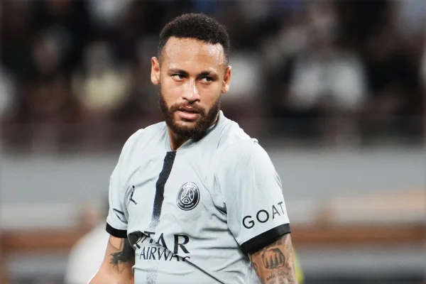 Nova função em campo e conversas com técnico animam Neymar no PSG