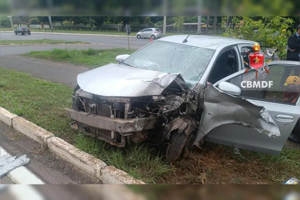 Carro destruído após acidente