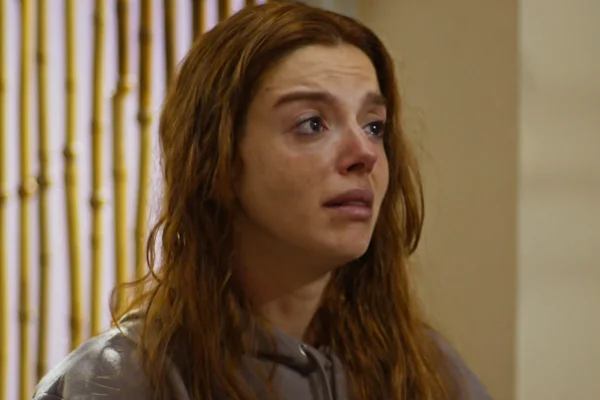 Giovanna Lancellotti faz alerta após cena forte de abuso em novela