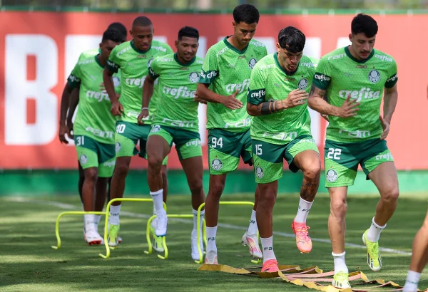 Imagem colorida dos jogadores do Palmeiras treinando - Metrópoles