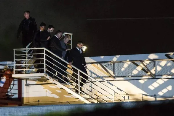 Foto colorida do momento em que Lula é preso - Metrópoles