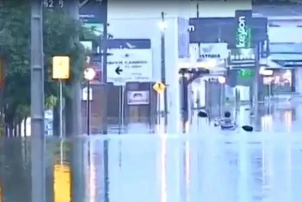 print de um vídeo em que um homem anda de caiaque em uma rua de SC
