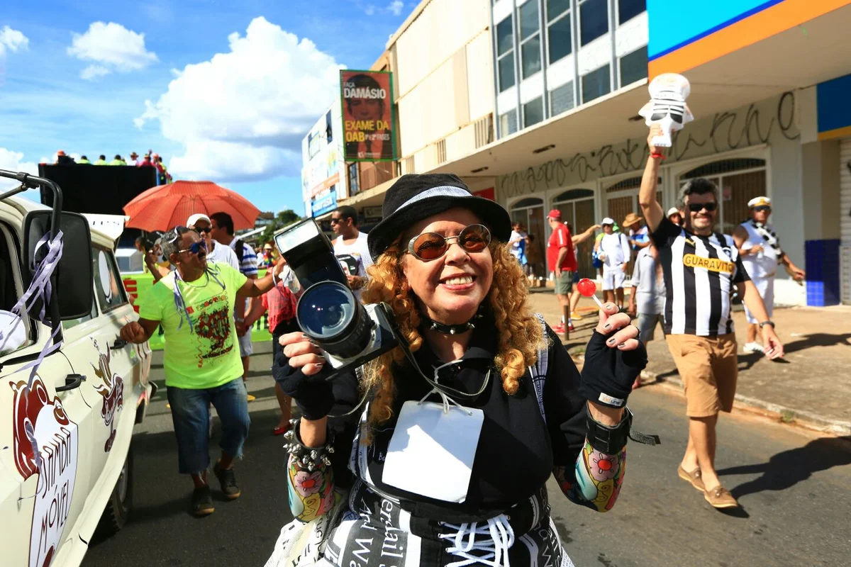 Foliões tomam as ruas de Brasília no segundo dia de carnaval - imagem 7 Foliões tomam as ruas de Brasília no segundo dia de carnaval - imagem 7