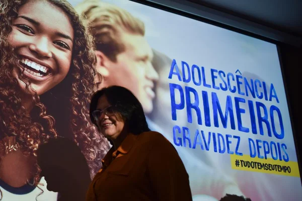 Damares nega ter divulgado dados de menina estuprada: “É mentira!”