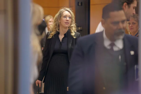 Fundadora da Theranos Elizabeth Holmes é condenada por fraude