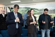 Flávio e Tarcísio oram em igreja evangélica durante campanha eleitoral