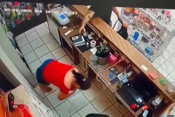 Imagem de homem atirando em mulher - Metrópoles