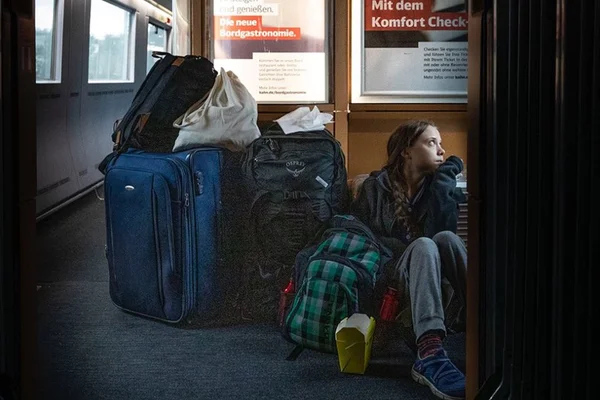 Greta Thunberg viaja sentada no chão de trem lotado na Alemanha