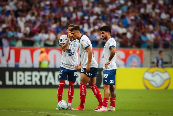 Imagem colorida do jogo entre Bahia e Atlético Nacional - Metrópoles