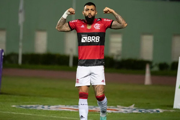 Gabigol comemorando gol contra o Bahia