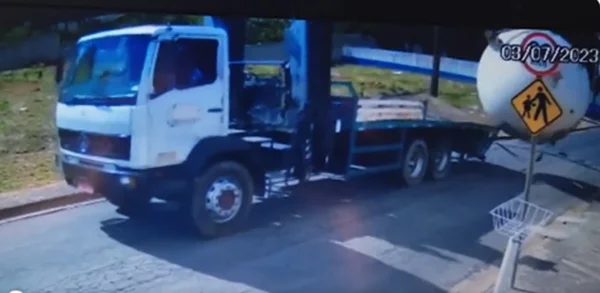 Impressionante: tanque se solta de caminhão e rola rua abaixo; vídeo