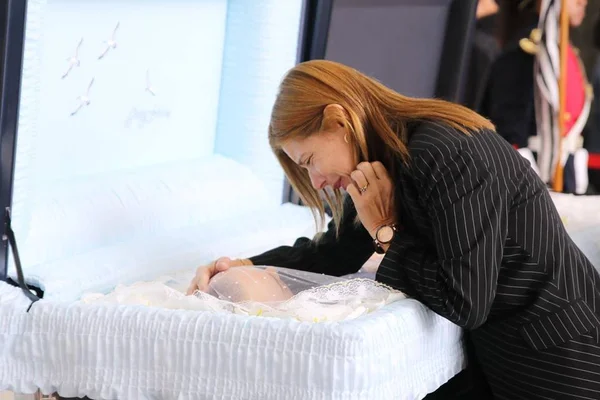 Muito emocionada, Rose Miriam dá último adeus a Gugu Liberato