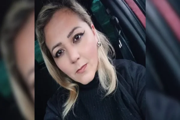 Mulher loira com delineador