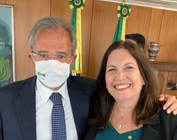 Bia Kicis blinda Guedes e não vota convocação de ministro para explicar offshore