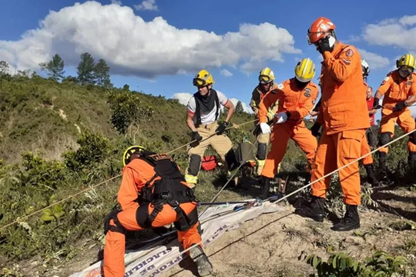 Bombeiros tentam resgate de homem que fazia slackline no DF