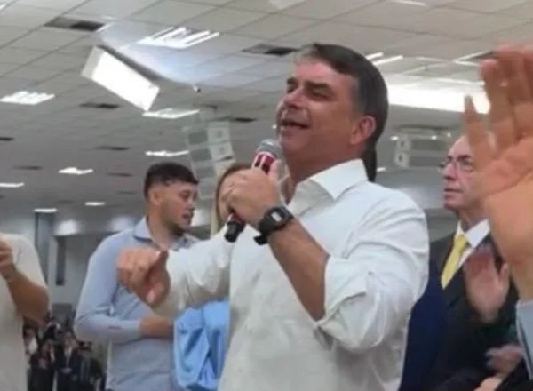 Flávio participa de culto de Dia dos Pais ao lado de Eduardo Cunha