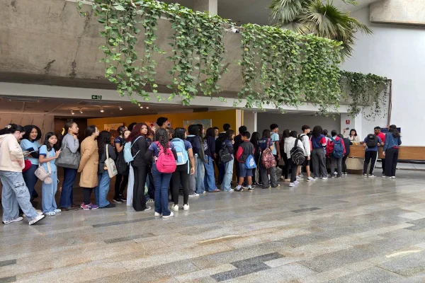 Alunos de Taguatinga prestigiam mostra Constelações Contemporâneas - destaque galeria Alunos de Taguatinga prestigiam mostra Constelações Contemporâneas - destaque galeria