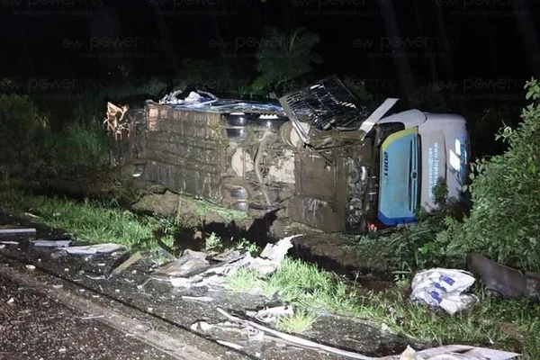 Colisão entre ônibus e carreta fere 6 pessoas e deixa um morto em MT