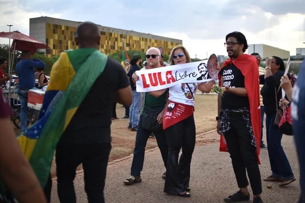 Manifestantes tentam invadir STF e policial fica ferido