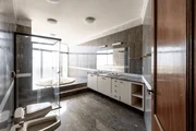 O apartamento foi construído em 1990 O apartamento foi construído em 1990