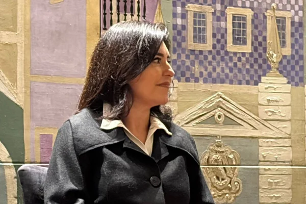 Imagens coloridas mostram a ex-ministra Simone Tebet, mulher branca, cabelos escuros, longos, sentada em uma cadeira, com jaqueta e calça pretas