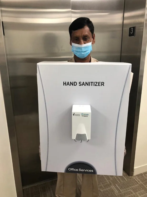 Imagem de homem vestido de desinfetante humano causou revolta nas redes sociais Imagem de homem vestido de desinfetante humano causou revolta nas redes sociais