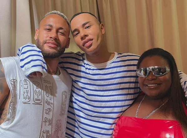 Neymar, Olivier Rousteing e Jojo Todynho posam para fotos em local fechado durante Semana de Alta Costura de Paris. Eles sorriem - Metrópoles