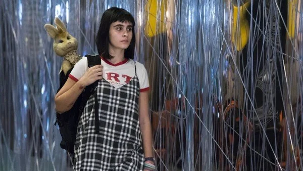 Em Pega pega, Bebeth (Valentina Herszage) tem um amigo imaginário, a Flor