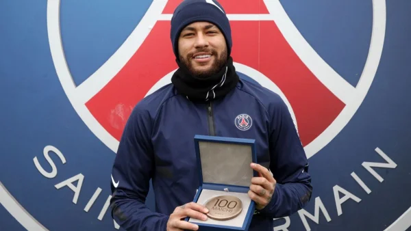 Neymar é homenageado pelo PSG com medalha pela marca de 100 jogos pelo clube