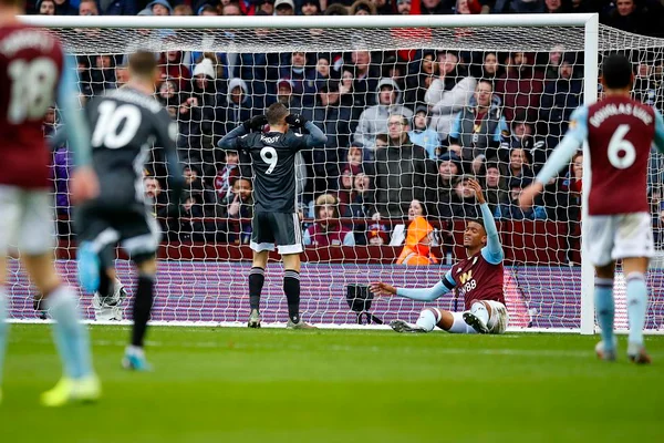 Vardy brilha, Leicester goleia o Aston Villa e bate recorde