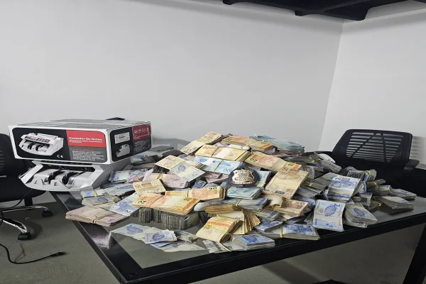 PF descobre baú do tráfico e apreende meio milhão de reais