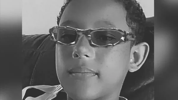Menino de óculos escuros