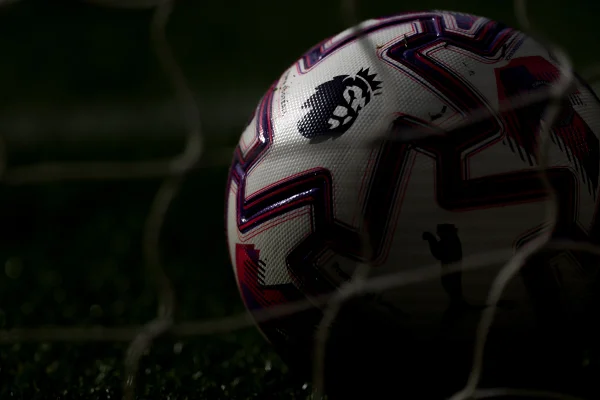 Foto colorida da bola da Premier League - Metrópoles