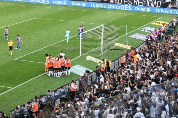 Corinthians bate o Fortaleza e assume a liderança do Brasileirão