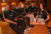 Anitta posa com os outros compositores do samba