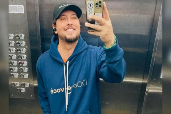 Foto colorida de homem vestido com moletom azul - Metrópoles.