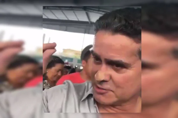 Prefeito que viajou ao Caribe reclama que não recebe férias nem 13º